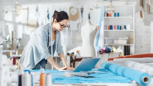 Hermosa Diseñadora Femenina Utiliza Ordenador Portátil Escritorio Que Está Cubierto —  Fotos de Stock