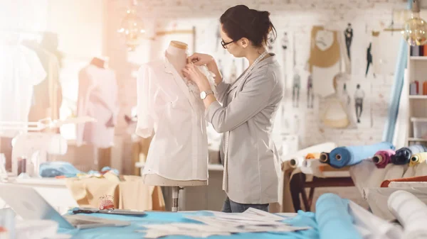 Hermosa Mujer Moda Diseñador Trabajando Con Maniquí Sastrería Ajustando Blusa —  Fotos de Stock