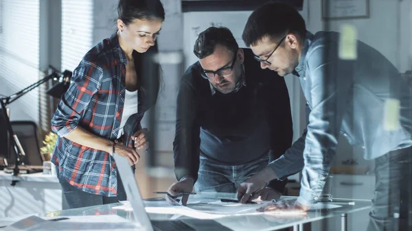 Team Progettisti Collettivamente Lavorano Progetto Ispezionano Bozze Documenti Discutono Grande — Foto Stock