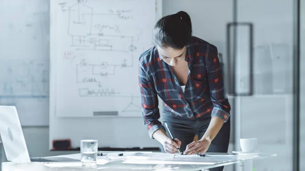 Hellen Modernen Büro Arbeitet Eine Konstrukteurin Dokumenten Entwürfen Mit Dem — Stockfoto