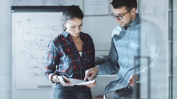 Female Design Engineer Lavora Documenti Una Sala Conferenze Check Last — Foto Stock