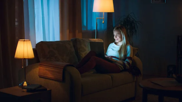 Seara Frumoasa Tânără Stă Canapea Laptop Genunchi Tipăreşte Distrează Camera — Fotografie, imagine de stoc