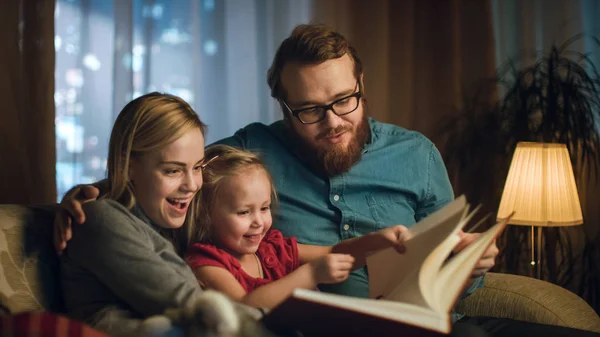 Vader Moeder Kleine Dochter Lezing Kinder Boek Een Sofa Woonkamer — Stockfoto