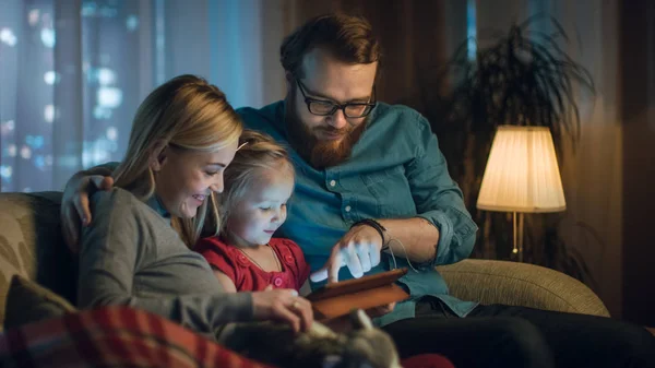 Far Mor Datter Leser Barnebok Sofa Stua Det Kveld – stockfoto