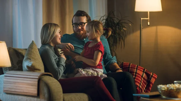 Lange Aufnahme Eines Vaters Einer Mutter Und Eines Kleinen Mädchens — Stockfoto