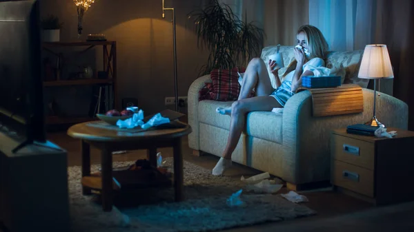 Abends Sitzt Das Herzkranke Mädchen Auf Einem Sofa Weint Benutzt — Stockfoto