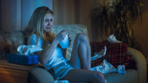 Evening Heartbroken Girl Sitting Sofa Crying Using Tissues Eating Ice — Stock Photo, Image