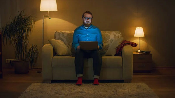 Portret Shot Van Een Man Zittend Een Bank Zijn Huiskamer — Stockfoto