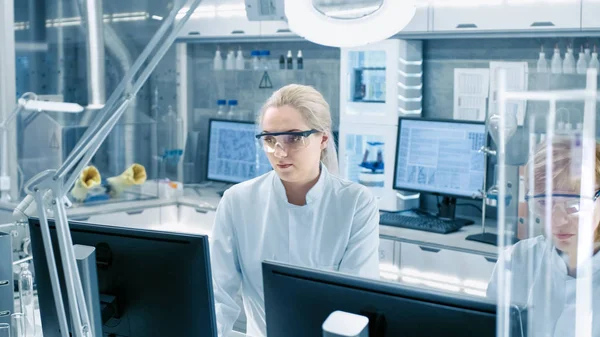 Shot Young Laboratory Assistant Walking Her Workplace Científicas Diferentes Edades —  Fotos de Stock