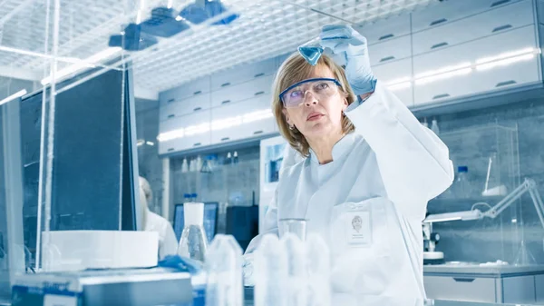 Tiro Laboratório Ultra Moderno Alta Tecnologia Com Cientistas Sênior Womsn — Fotografia de Stock