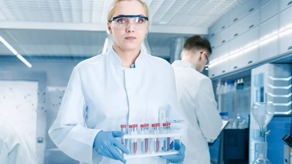 Tiro Jovem Cientista Andando Com Caso Tubos Teste Através Laboratório — Fotografia de Stock