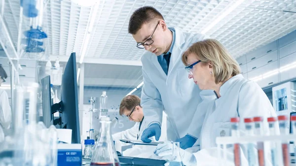 Laboratório Moderno Sênior Cientista Feminino Tem Discussão Com Jovem Assistente — Fotografia de Stock