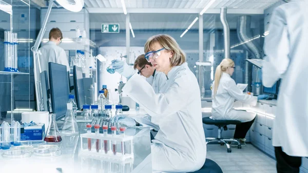 Vrouwelijke Wetenschapper Analyseert Vloeistof Het Bekerglas Typen Neer Waarnemingen Haar — Stockfoto