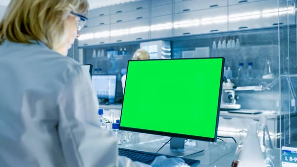 Γυναίκα Επιστήμονας Που Εργάζονται Υπολογιστές Mock Πράσινη Οθόνη Στο Σύγχρονο — Φωτογραφία Αρχείου