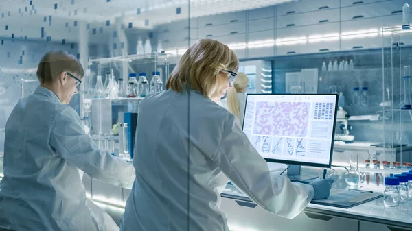 Female Male Scientists Working Computers Big Modern Laboratory Inglés Varios — Foto de Stock