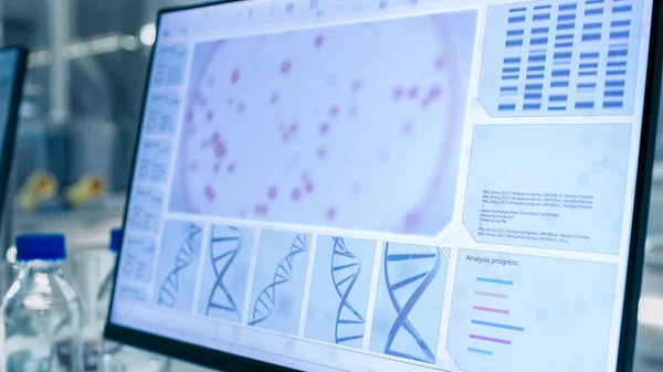 Close Tiro Cientistas Computador Laboratório Moderno Com Análise Dna — Fotografia de Stock