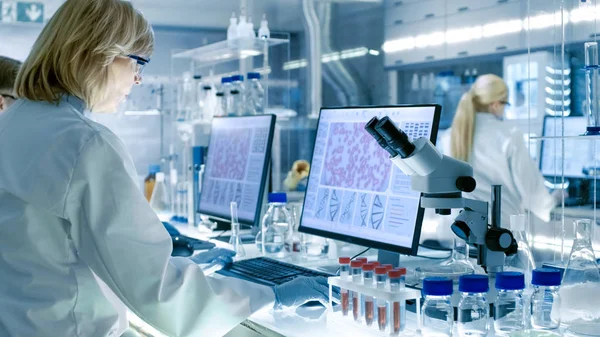 Senior Vrouwelijke Wetenschapper Werkt Met Hightech Apparatuur Een Moderne Laboratorium — Stockfoto