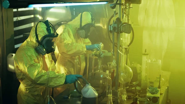 Laboratório Subterrâneo Dois Químicos Clandestinos Vestindo Roupas Cobertura Máscaras Cozinham — Fotografia de Stock