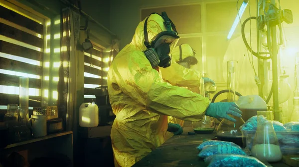 Yeraltı Laboratuvarda Koruyucu Tulum Maskeleri Giymiş Iki Gizli Kimyagerler Uyuşturucu — Stok fotoğraf