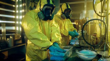 Yeraltı laboratuvarda koruyucu maskeler ve tulum giyen iki gizli kimyagerler paketi çanta sentezlenen Crystal meth kutuları daha fazla dağıtım için. Laboratuvar tam, yasadışı cihazıdır. Onlar terk edilmiş bir binada ağız kavgası.