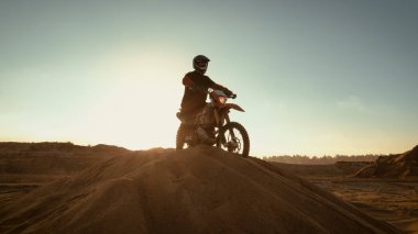 Profesyonel Motocross Fmx motosiklet binici kumul ve bakan tüm aşırı Off-Road arazi üzerinde yolculuk bugün o duruyor.