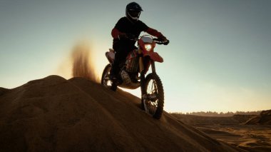 Profesyonel Motocross Fmx motosiklet binici kumul ve bakan Off-Road parça üzerinde duruyor, sonra aşağı sürücüler.