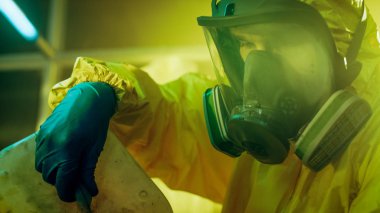 Yeraltı uyuşturucu laboratuarında gizli kimyager koruyucu maske ve Coverall Kimyasalları karıştırır. Sentetik uyuşturucu yeni toplu iş yapmak kaseye teneke kutu sıvı dökülen. Terk edilmiş binada ağız kavgası.