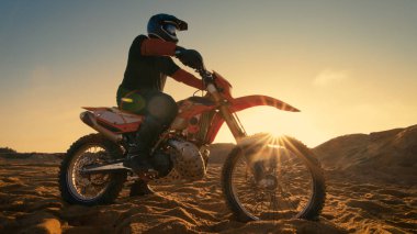 Kolu ve bu aşırı Off-Road arazi parça binmek başlayan düşük açılı atış tam büküm Fmx motosikletine oturmak profesyonel Motocross sürücüsünün azaltma