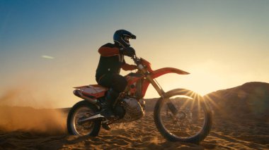 Aşırı Off-Road arazi yolda Fmx motosiklet sürme profesyonel Motocross sürücü düşük açılı çekim.