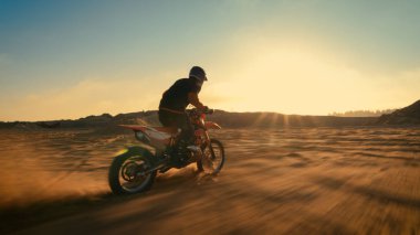 Aşırı Off-Road arazi yolda Fmx motosiklet sürme profesyonel Motocross sürücü bir kadeh. Hareket bulanıklığı.