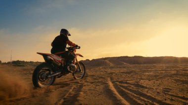 Extreme Off-Road Pisti 'nde FMX motosikletine binen Profesyonel Motokros Şoförünün Çekimi.