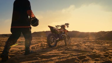 Taş ocağının üzerinde Fmx kir Bisiklete binmeye hazır Getting profesyonel Motocross sürücü düşük açılı çekim kum arazi.