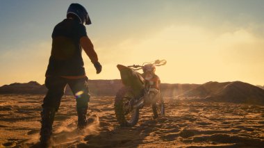 Profesyonel Motocross sürücü düşük açılı çekim seleleri Fmx Kir bisikleti kum üzerinde kir hat.
