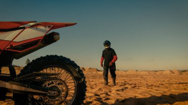 Önden Görünüm atış profesyonel Motocross sürücüsünün seleleri Fmx Kir bisikleti kum üzerinde kir hat.