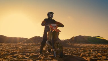 Fmx kir bisikleti üzerinde oturan profesyonel Motocross sürücü vurdu.