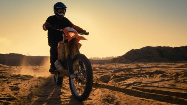Aşağıdaki Shot aşırı Off-Road arazi yolda Fmx motosiklet sürme profesyonel Motocross sürücüsü.