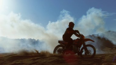 Profesyonel Motocross Fmx motosiklet binici sürücüler duman ve sis toprak yol üzerinde üzerinden izlemek.