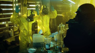Tam teçhizatlı özel anti-narkotik görev kuvvetleri asker yeraltı laboratuvar üreten yasadışı uyuşturucu çalışan iki gizli kimyagerler tutuklama. Lying çevresinde uyuşturucu üretimi için çok.