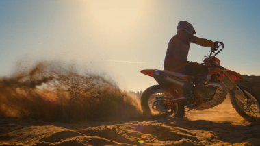 Profesyonel Motocross Fmx motosiklet binici çevrelerde Off-Road ıssız ocağı üzerinde sürücüler..