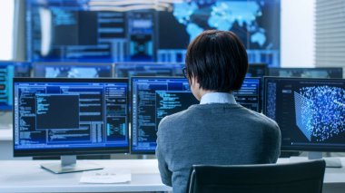 Sistem kontrol odasında onun iş istasyonu ile birden çok ekran grafik gösterilen teknik operatör çalışıyor. O yapay zeka, büyük veri madenciliği, Neural ağ teknisyeni eserlerinden proje.