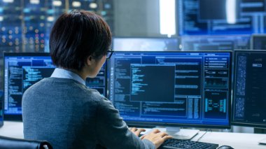 Sistem kontrol odasında onun iş istasyonu ile birden çok ekran grafik gösterilen teknik operatör çalışıyor. O yapay zeka, büyük veri madenciliği, Neural ağ teknisyeni eserlerinden proje.
