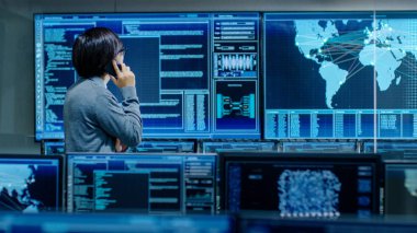 Sistem denetim yönetici görüşmeler telefon oda. Gözetim, sinir ağları, veri madenciliği, AI projeler çalışır bir yüksek teknoloji tesiste o.