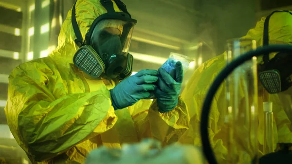 Underground Drug Laboratory Clandestine Chemist Wearing Protective Mask Coverall Holds — Stock Photo, Image
