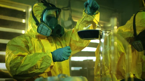 Underjordiska Drog Laboratorium Team Hemliga Kemister Sammanfattar Illegala Droger Innehar — Stockfoto