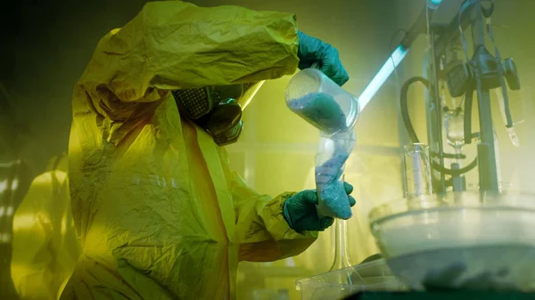 실험실에서 마스크와 작업복에 은밀한 화학자 패키지 그들은 버려진에서 실험실 장비의 — 스톡 사진
