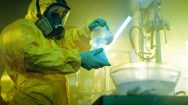 Podziemnym Laboratorium Chemików Ochronne Maski Kombinezony Gotować Pakiet Leków Pracują — Zdjęcie stockowe
