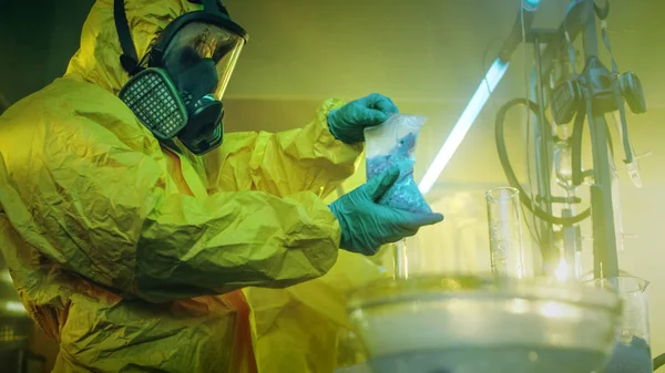 실험실에서 작업복 패키지 배포에 은밀한 화학자 약물의 배치를 그들은 때문일 — 스톡 사진