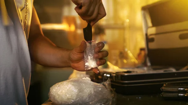Brutális Kábítószer Kereskedő Veszi Csomag Kábítószer Tégla Bőrönd Darabok Egy — Stock Fotó