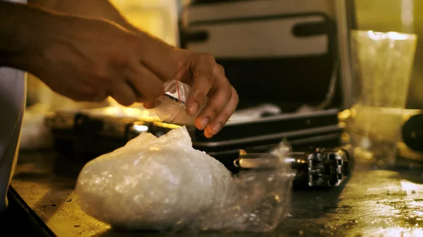 Brutális Kábítószer Kereskedő Veszi Csomag Kábítószer Tégla Bőrönd Darabok Egy — Stock Fotó