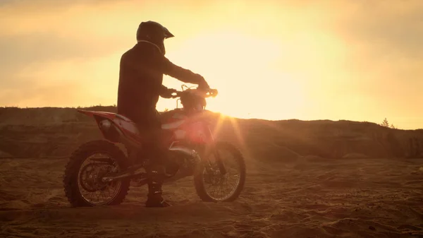 Professional Fmx Motorcycle Rider Rests His Bike Overlooks Hard Sandy — Stock Photo, Image